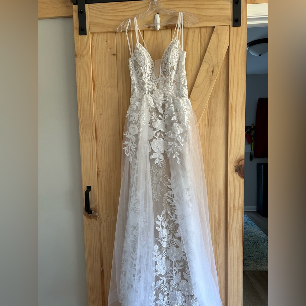 BRAND NEW Cinderella Divine allure coulture wedding dress size 8. Never worn.